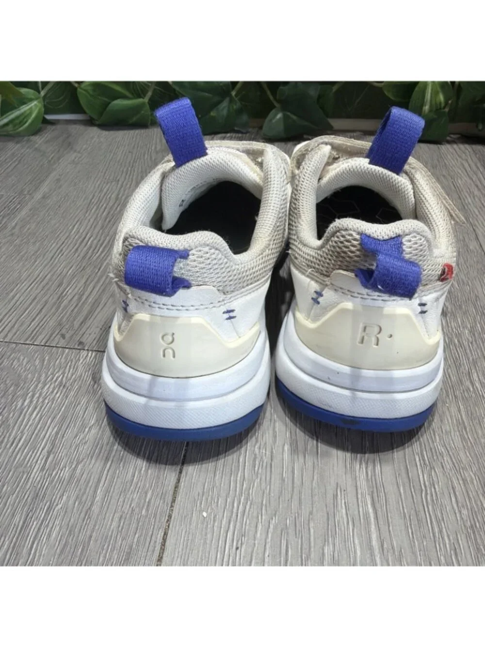 On Cloud The Roger Kids Size 12 US White Indigo Tennis Shoes Sneakers Youth